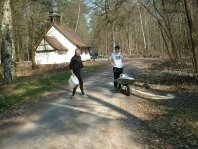 Matze und Simon beim abstreuen